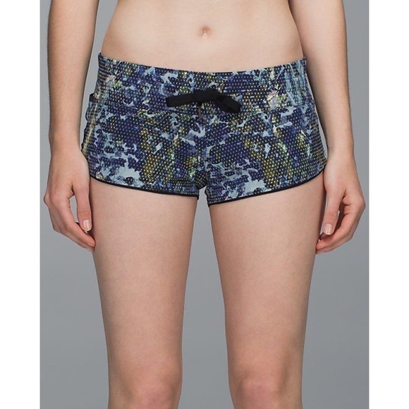 Lululemon Water: Surf Short Floral Sport White Multi / Black Reversible 8 - Picture 1 of 7